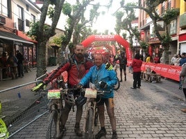 Iván López (izquierda) con su amigo David Corral, tras llegar a la Avenida de Cantabria en 2019.