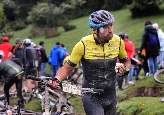 Adán Pizano come un sandwich en el avituallamiento de Ozcaba en la edición del año pasado.