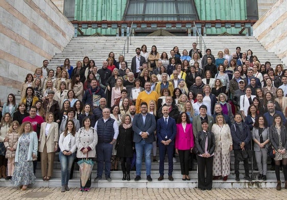 Parte de los docentes que ayer tomaron posesión como funcionarios se hicieron una foto de familia tras el acto celebrado en el Palacio de Festivales