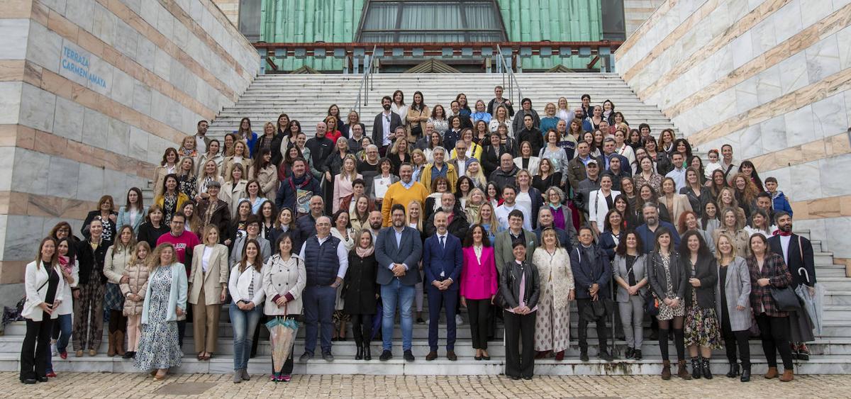 Parte de los docentes que ayer tomaron posesión como funcionarios se hicieron una foto de familia tras el acto celebrado en el Palacio de Festivales