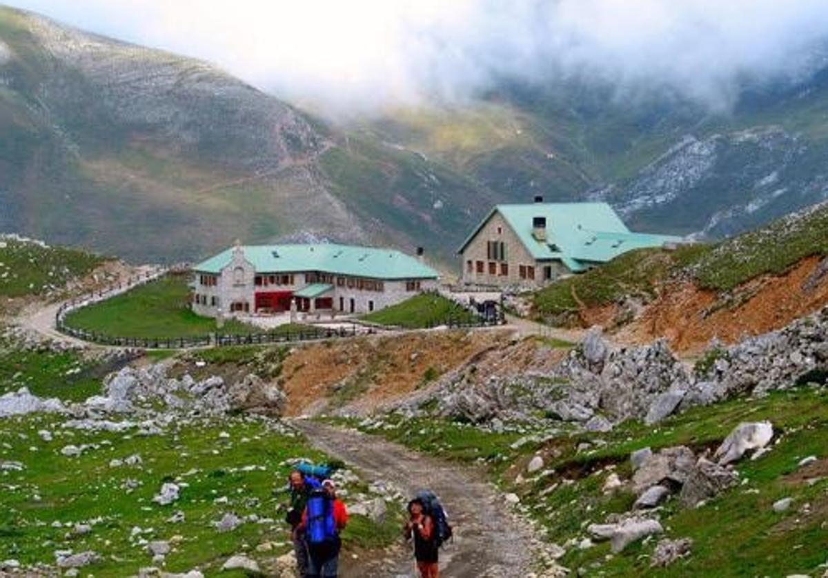 El Hotel Áliva, conocido popularmente como Refugio de Áliva, está ubicado a 1.800 metros de altitud en pleno corazón del Macizo Central de los Picos de Europa.