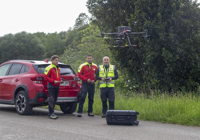 Técnicos del 112, con el dron con el que se localizó a Rafael.