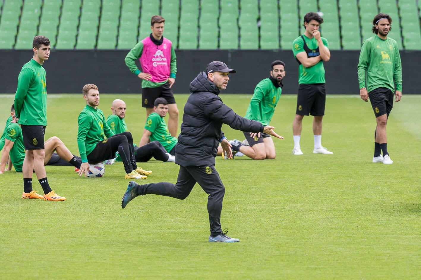 José Alberto da instrucciones a sus jugadores en la sesión de entrenamiento.