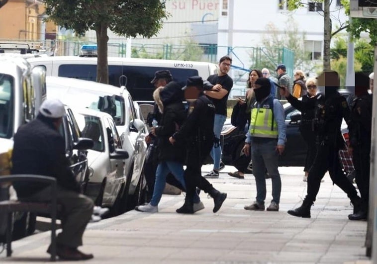 Policía Nacional, en el momento en el que se llevan a una persona detenida.