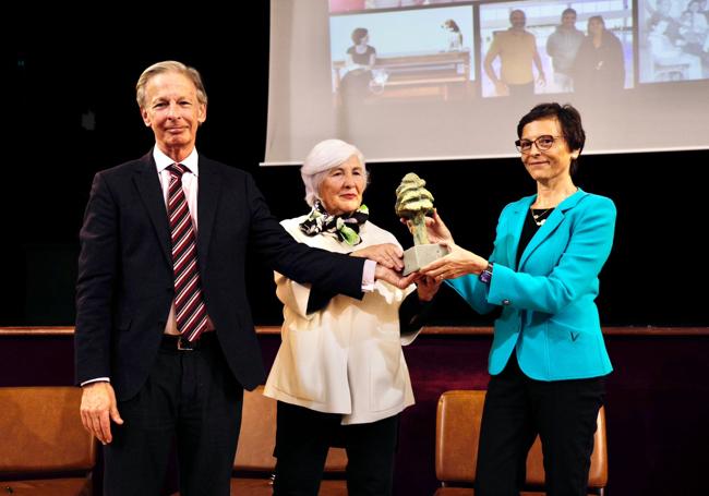 José Obeso y Rosa Cabeza entregan el premio a Carmen Sandi.