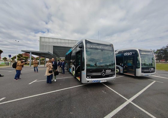 Los dos nuevos autobuses fueron presentados en Soto de la Marina.