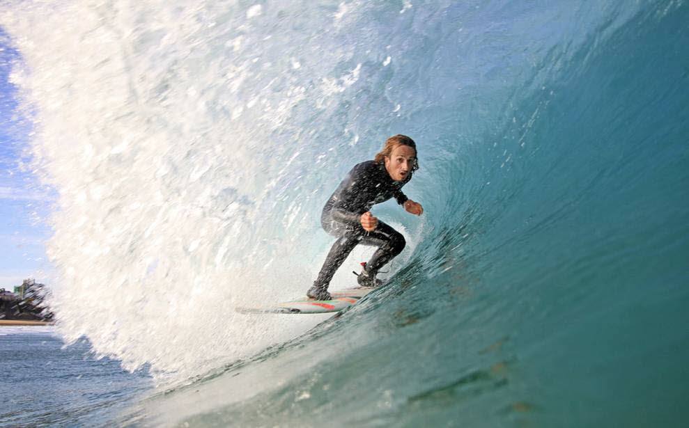 El surfista Iván Casado, cogiendo olas en la primera playa del Sardinero. ﻿