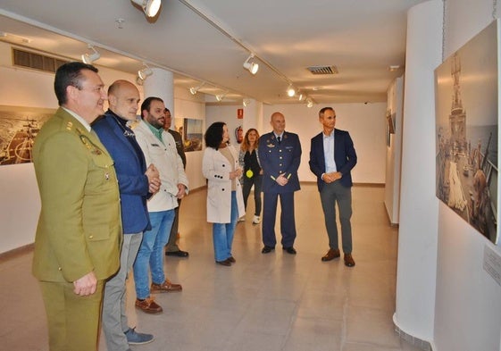 Autoridades civiles y militares en la apertura de la exposición.