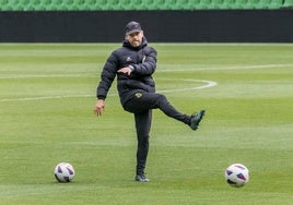 El técnico del Racing, José Alberto, durante el entrenamiento del jueves en El Sardinero