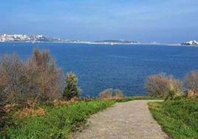 Una vista privilegiada sobre la bahía y Santander desde un camino al otro lado.