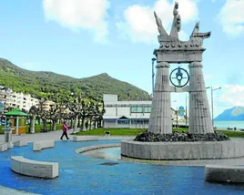 Monumento a Juan de la Cosa en el paseo marítimo.