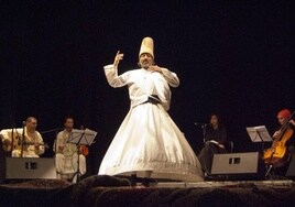 La danza sufí se suma a la velada del conjunto formado por músicos profesionales de origen marroquí y español.