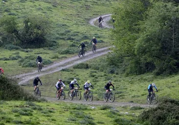Un grupo de ciclistas en la prueba de bicicleta de montaña se aproxima al avituallamiento de Ozcaba.