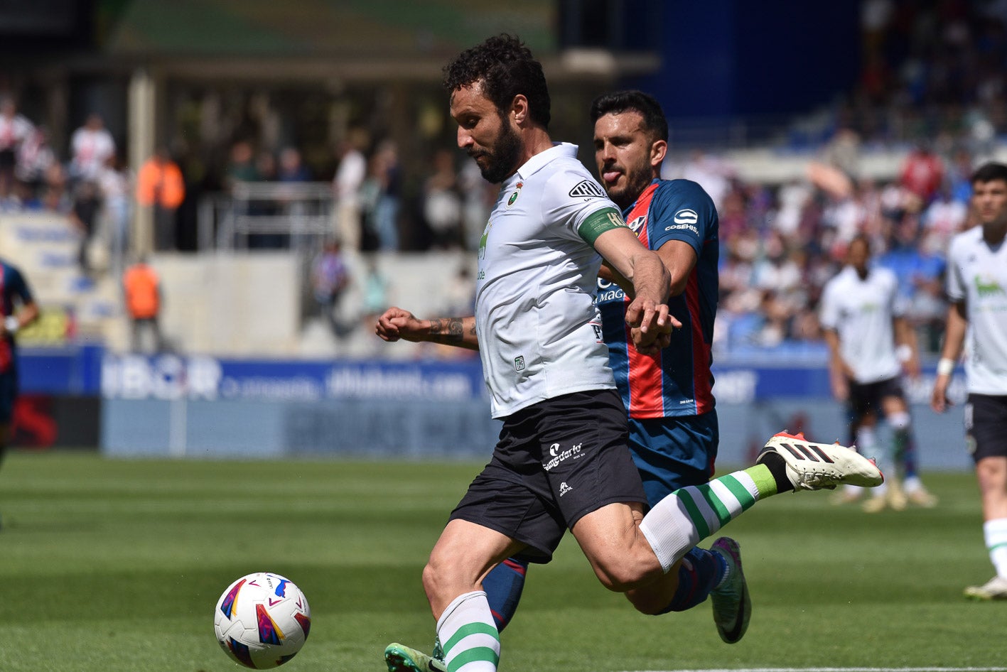 Germán Sánchez lució el brazalete de capitán tras regresar hoy al once inicial. 