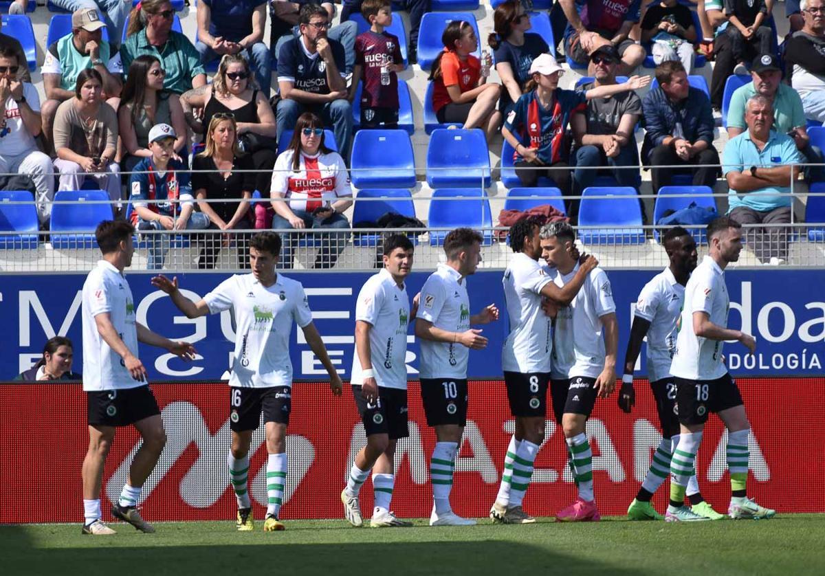 Los jugadores verdiblancos clebran el segundo gol, obra de Arana, en Huesca.