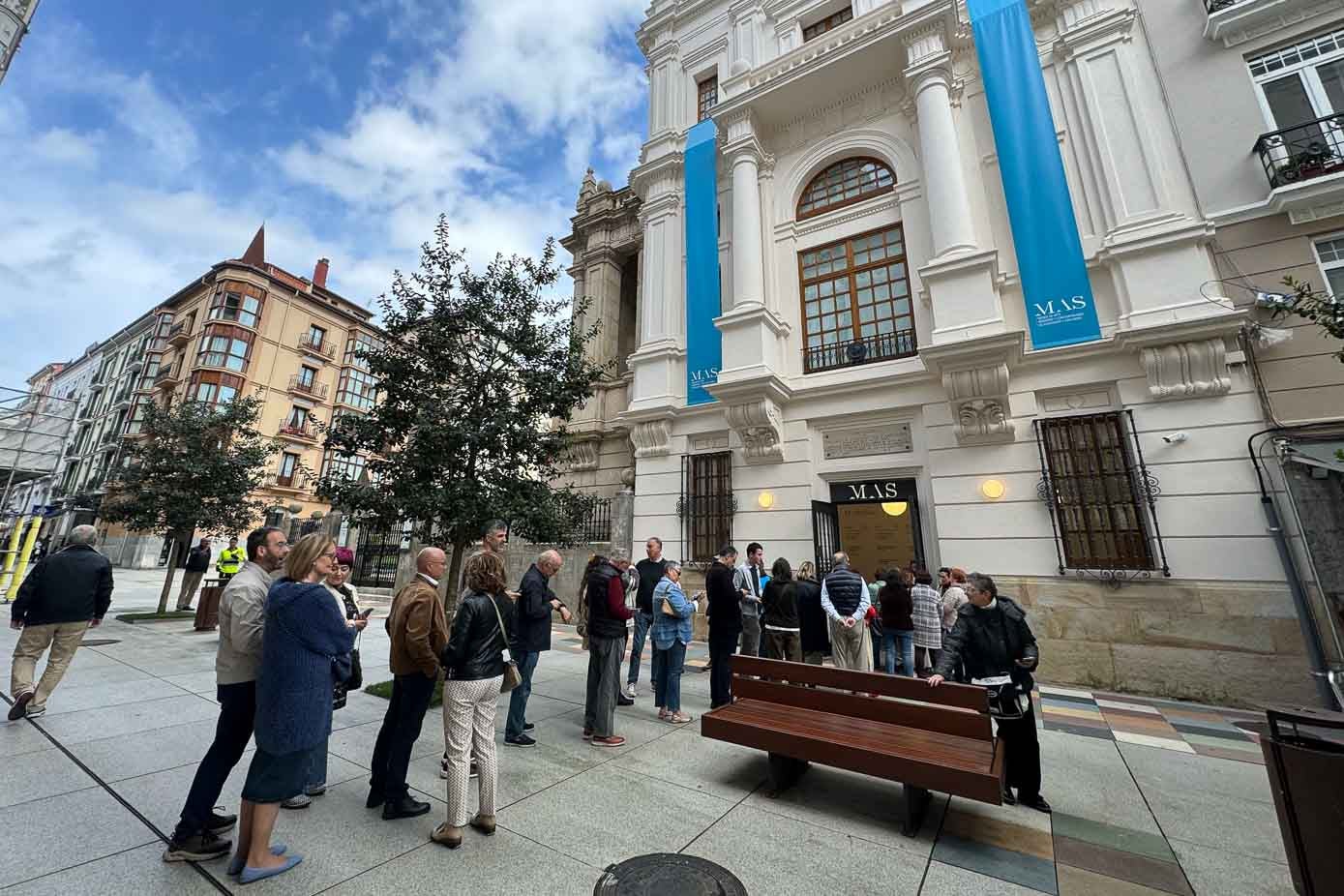 A primera hora ya había cola ante la puerta del museo. 