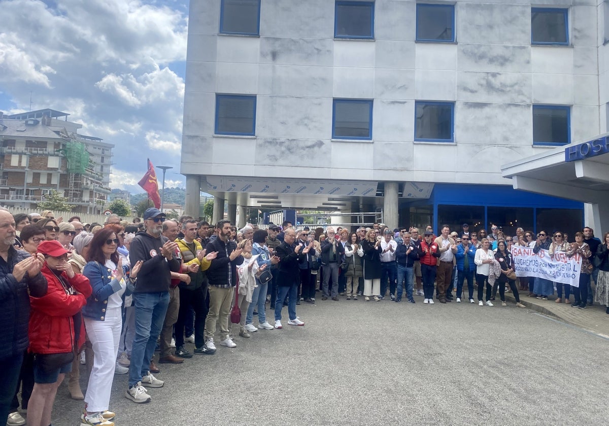 Cientos de personas se han reunido frente a la entrada principal del centro hospitalario.