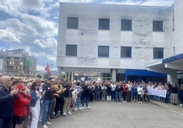 Cientos de personas se han reunido frente a la entrada principal del centro hospitalario.