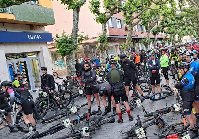 Los participantes, preparados para la salida de la prueba ciclista,