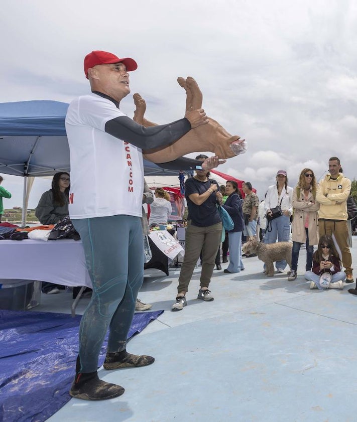 Imagen secundaria 2 - Arriba una de las participantes en un entrenamiento y debajo participantes y público asisten a demostraciones sobre la arena por un instructor. 