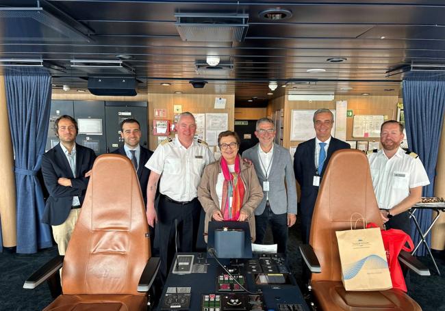 Un equipo de Santander Cruise Deluxe ha agradecido al capitán del barco la escala.