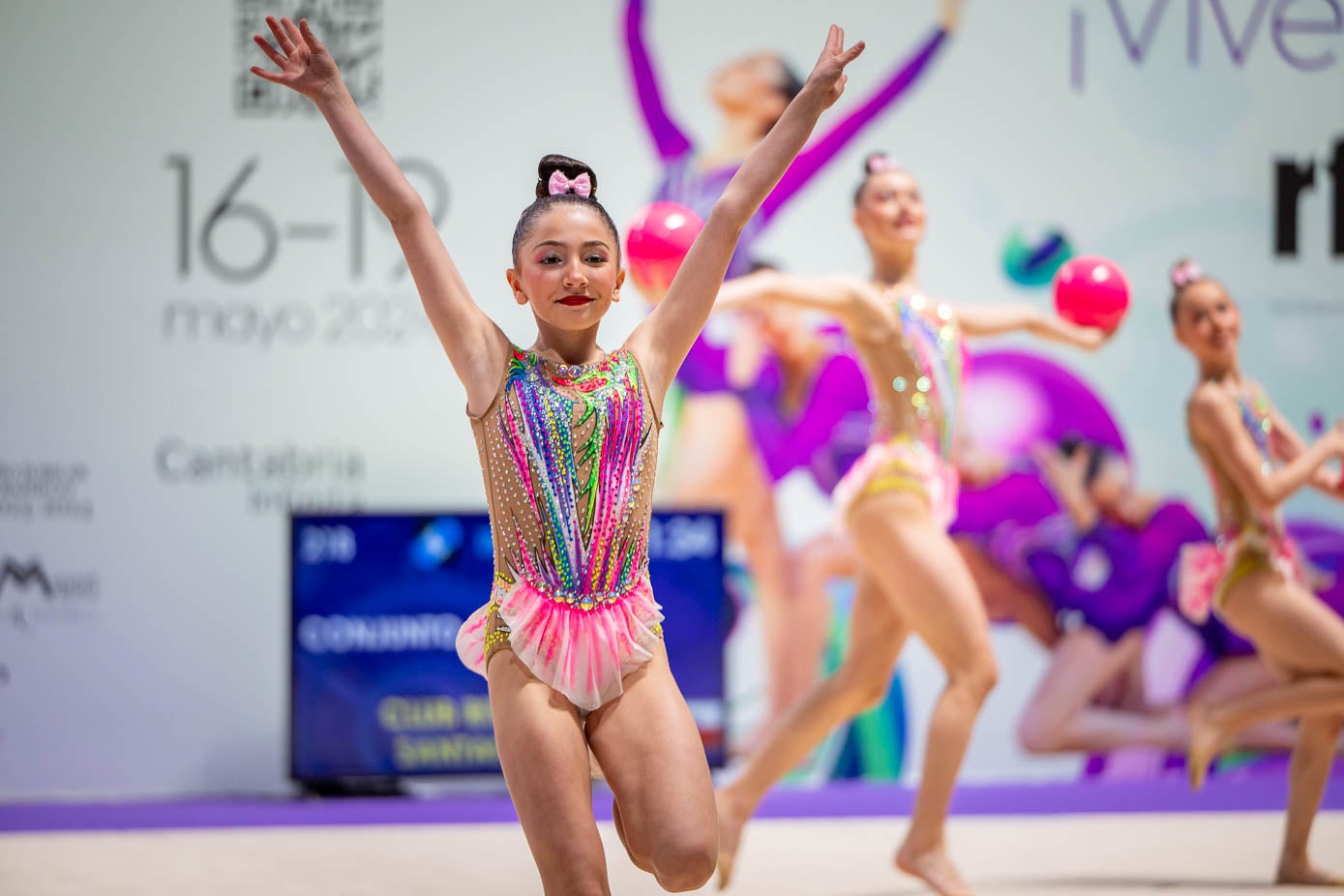 Una de las gimnastas de Rítmica Santander