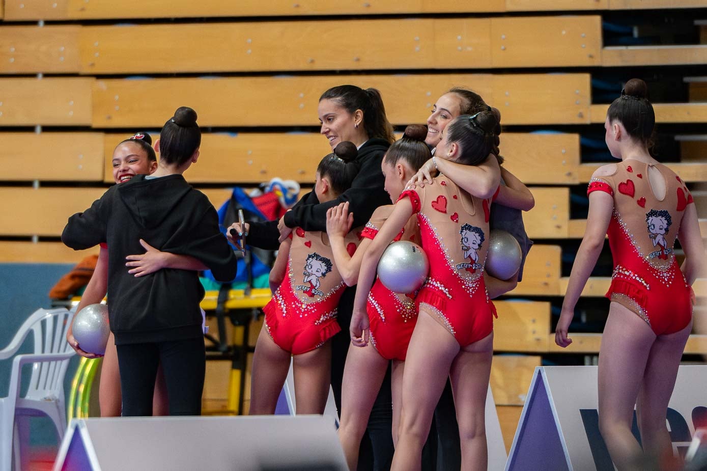 Las chicas se felicitan después de haber completado su exhibición. 