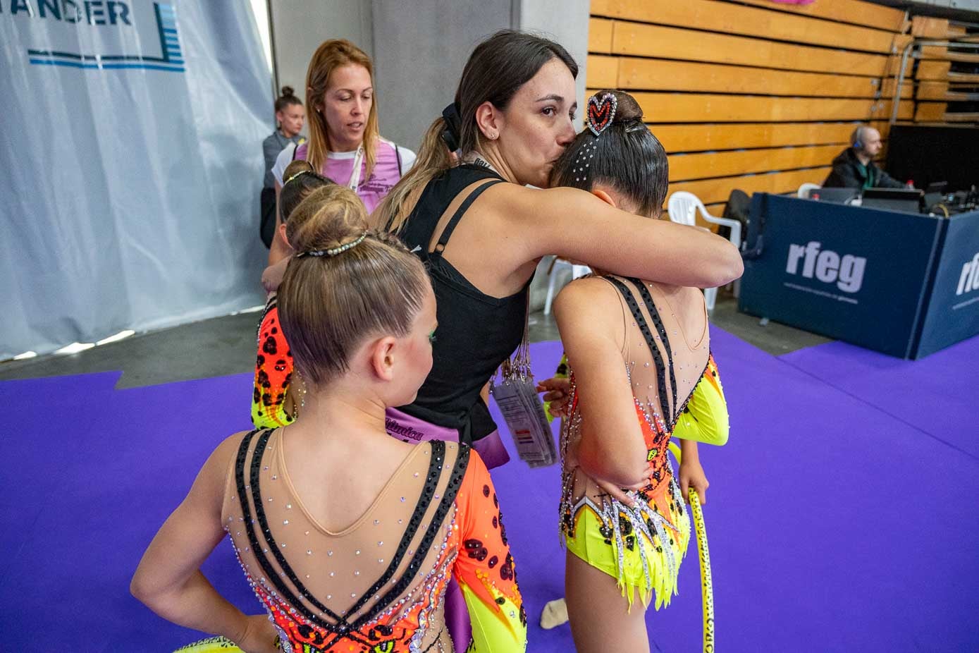 Una muestra de cariño entre una de las entrenadoras y una gimnasta de su equipo. 