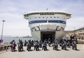 Decenas de motoristas ingleses llegan a Santander en las entrañas del ferri para hacer turismo de carretera por la región.