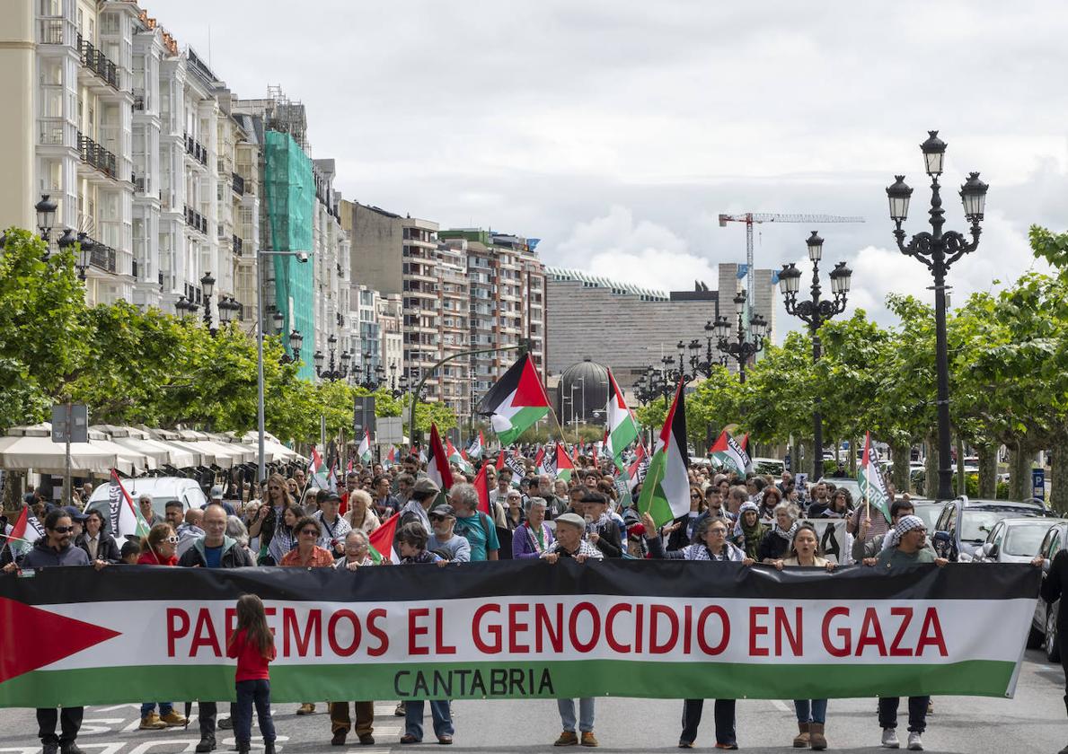 Una gran pancarta encabezaba la manifestación en la capital cántabra.