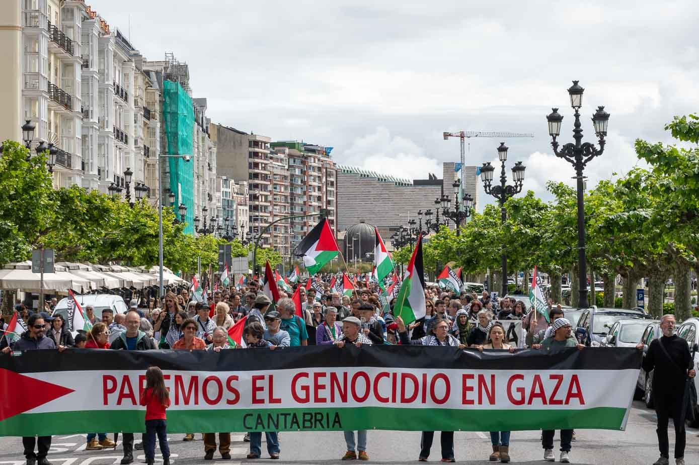 Una gran pancarta encabezó la manifestación pidiendo «parar el genocidio en Gaza». 