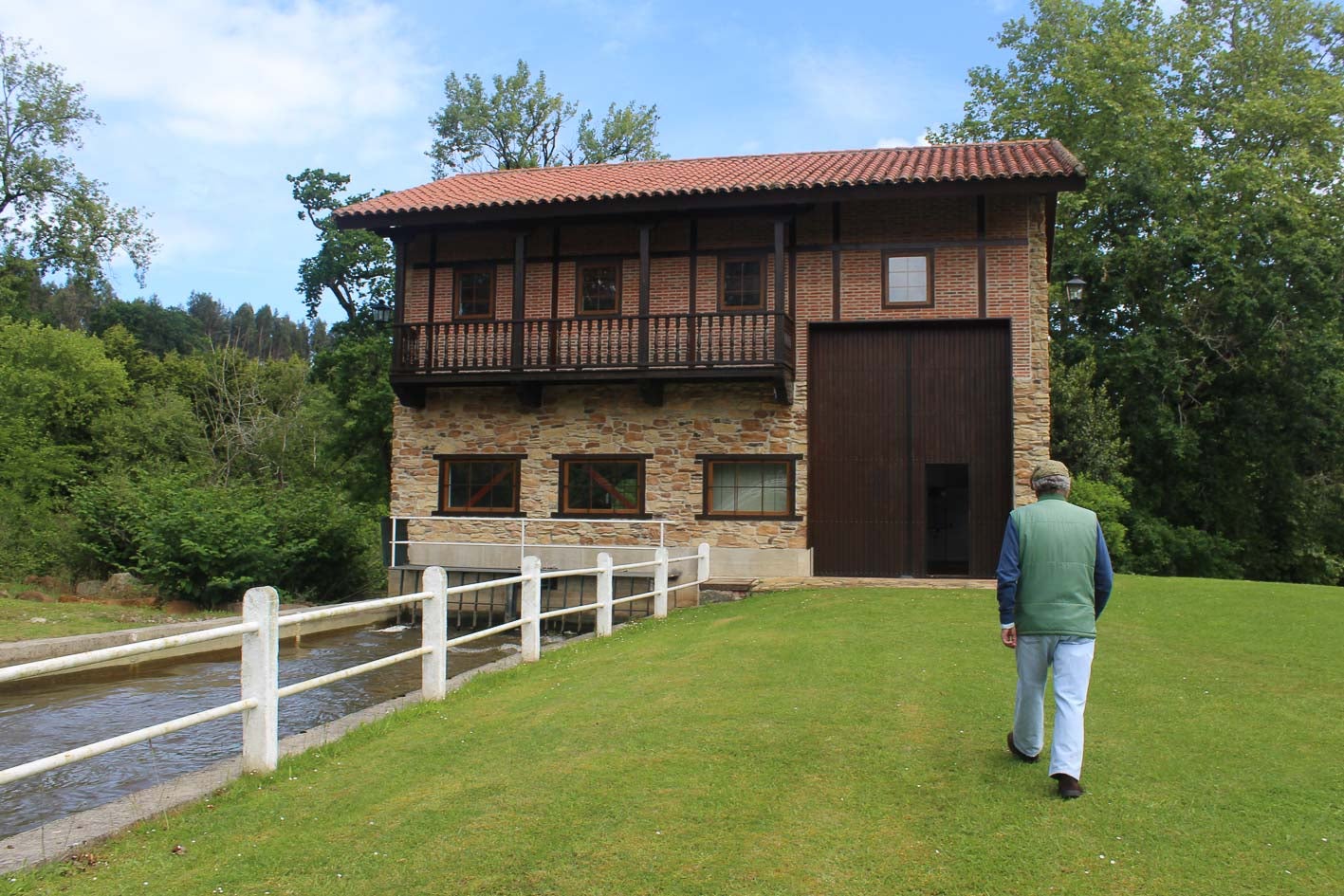 Central hidroeléctrica que Confederación quiere derribar, y que se integran en el entorno reproduciendo la tipología arquitectónica de los molinos cercanos. 