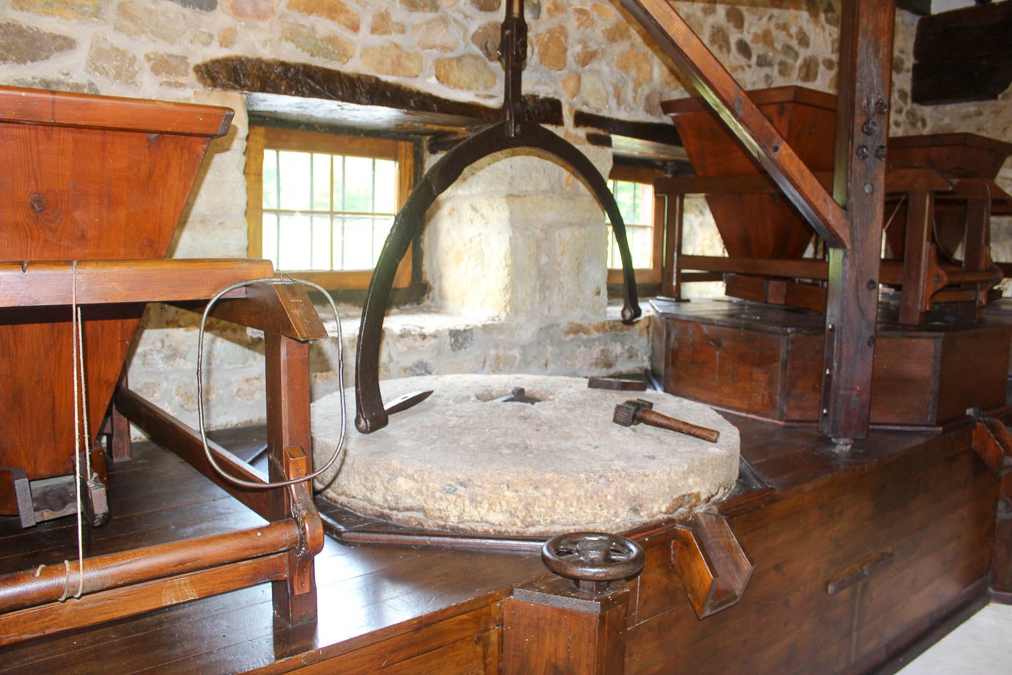 Rueda de molienda en el interior de uno de los molinos del palacio de Bustamante. 