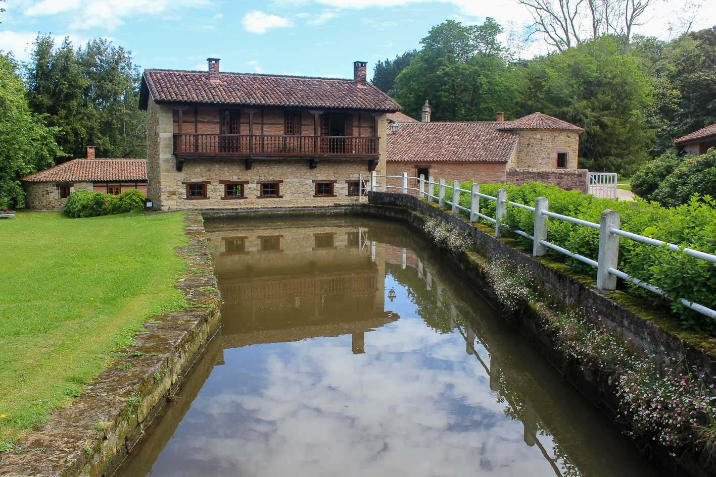 Conjunto de dos molinos y la ferrería medieval con la canal que quiere desmantelar Confederación. 