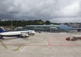 Un avión de la aerolínea de bajo coste Ryanair, a su llegada a la terminal d el Seve Ballesteros.