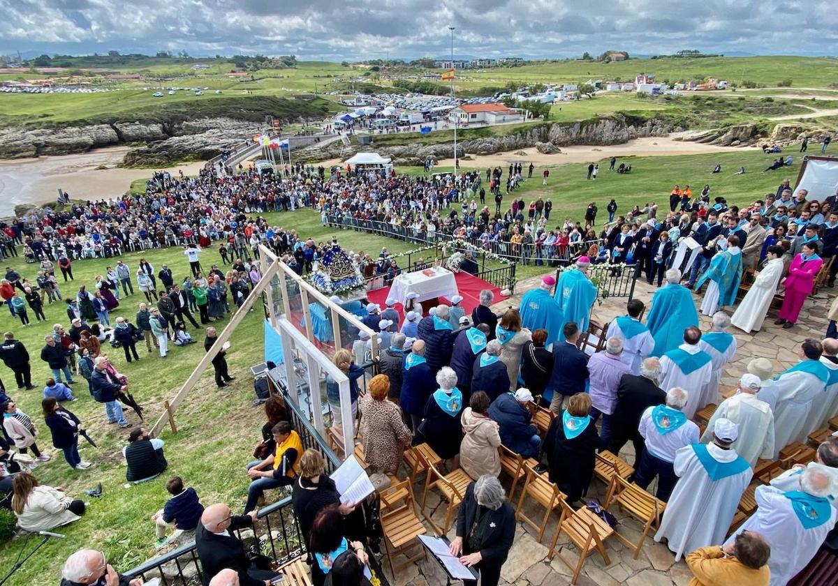 Cientos de fieles se congregaron este lunes en la campa de la ermita santanderina.