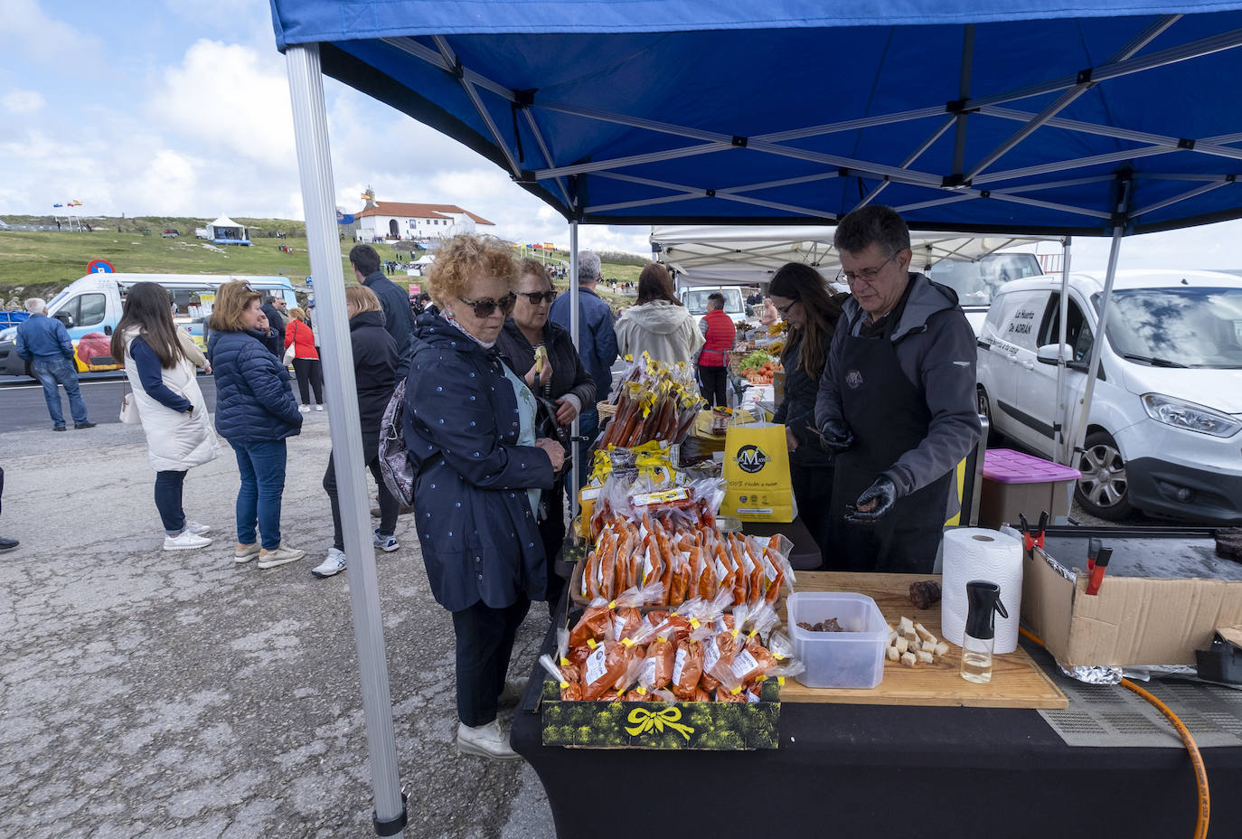 A los actos religioso se sumaron también actividades lúdicas, como un mercadillo con productos típicos de Cantabria.