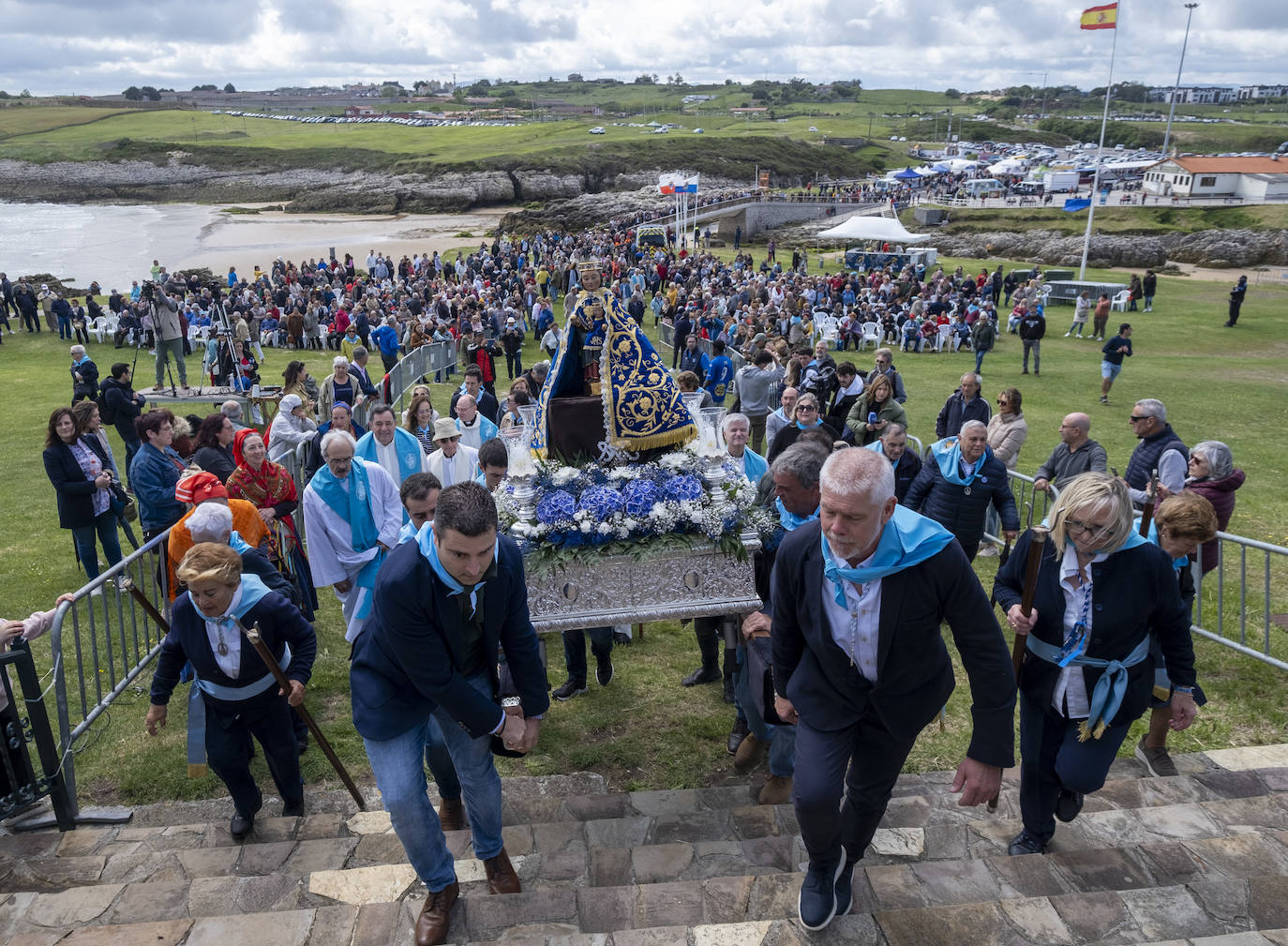 En la procesión participaron muchas personalidades. En esta imagen, cargando a la Virgen, están en primer plano el concejal Daniel Portilla (izquierda) y el presidente de la Hermandad de la Virgen del Mar, José María Soto.