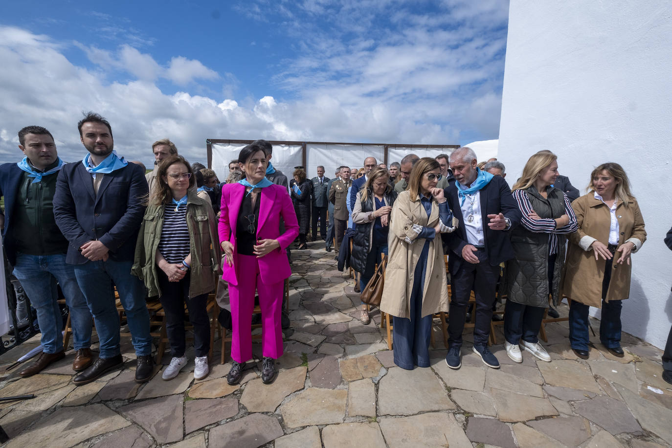 En la misa, que se celebró al aire libre junto a la ermita, acudieron personalidades como la alcaldesa de Santander, Gema Igual, la presidenta de Cantabria, María José Sáenz de Buruaga, concejales del Ayuntamiento y consejeros del Gobierno, entre otros.