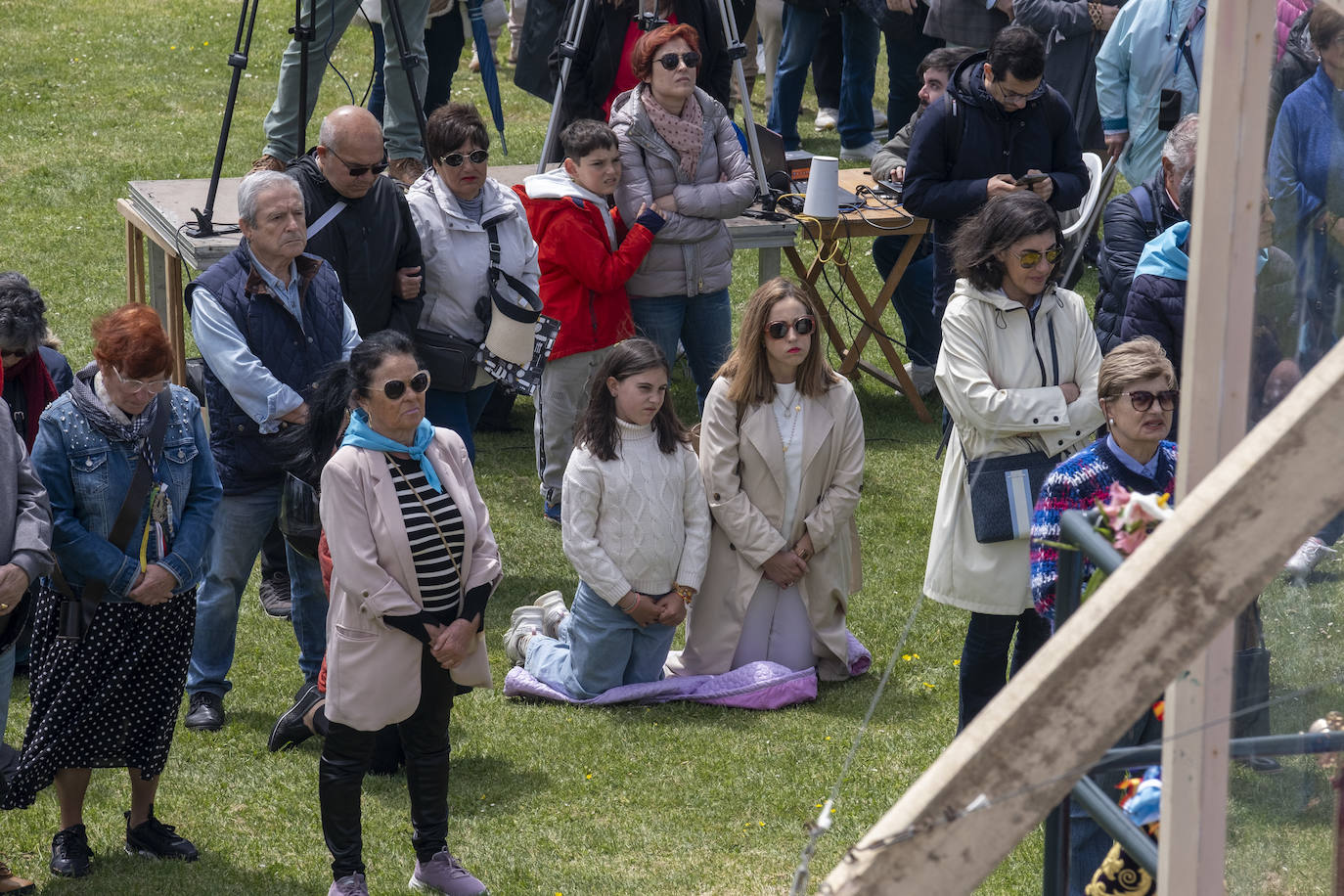 Durante la misa, muchos feligreses rezaron escuchando al obispo, Arturo Ros.