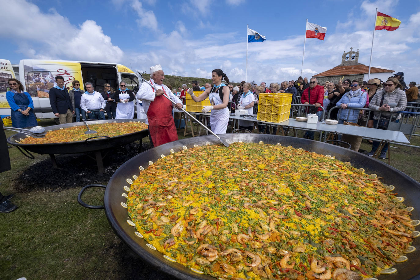 La alcaldesa, Gema Igual, acompañada de varios concejales de su equipo de gobierno, quiso participar en la elaboración de la paella popular.