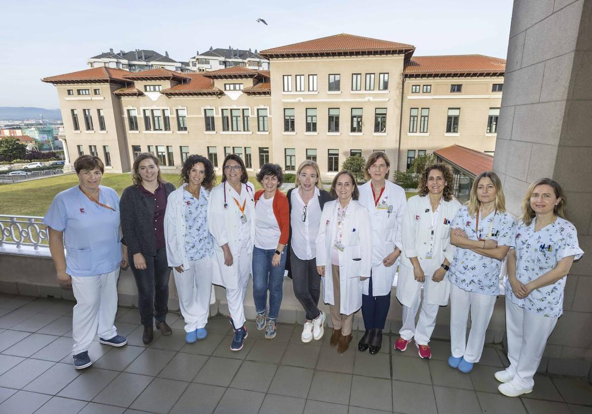 María Sáez de Adama, supervisora de Enfermería del área Materno-Infantil; María Luffiego, ortodoncista; Carolina Lechosa, subdirectora de Enfermería; María Pilar Cortázar, pediatra; Ana Ramasco, logopeda; María Fe García Reija, jefa del Servicio de Cirugía Oral y Maxilofacial; Ceferina Suárez, jefa del Servicio de Anestesiología, Reanimación y Unidad del Dolor; Lourdes López, jefa del Servicio de Rehabilitación; Teresa Escudero, ginecóloga; Lorena Lasarte, supervisora de Enfermería de Maternidad, y Soraya Sañudo, supervisora de Enfermería de Neonatología