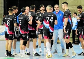 Rubén Garabaya, entrenador del Sinfín, da instrucciones a sus jugadores durante un tiempo muerto.