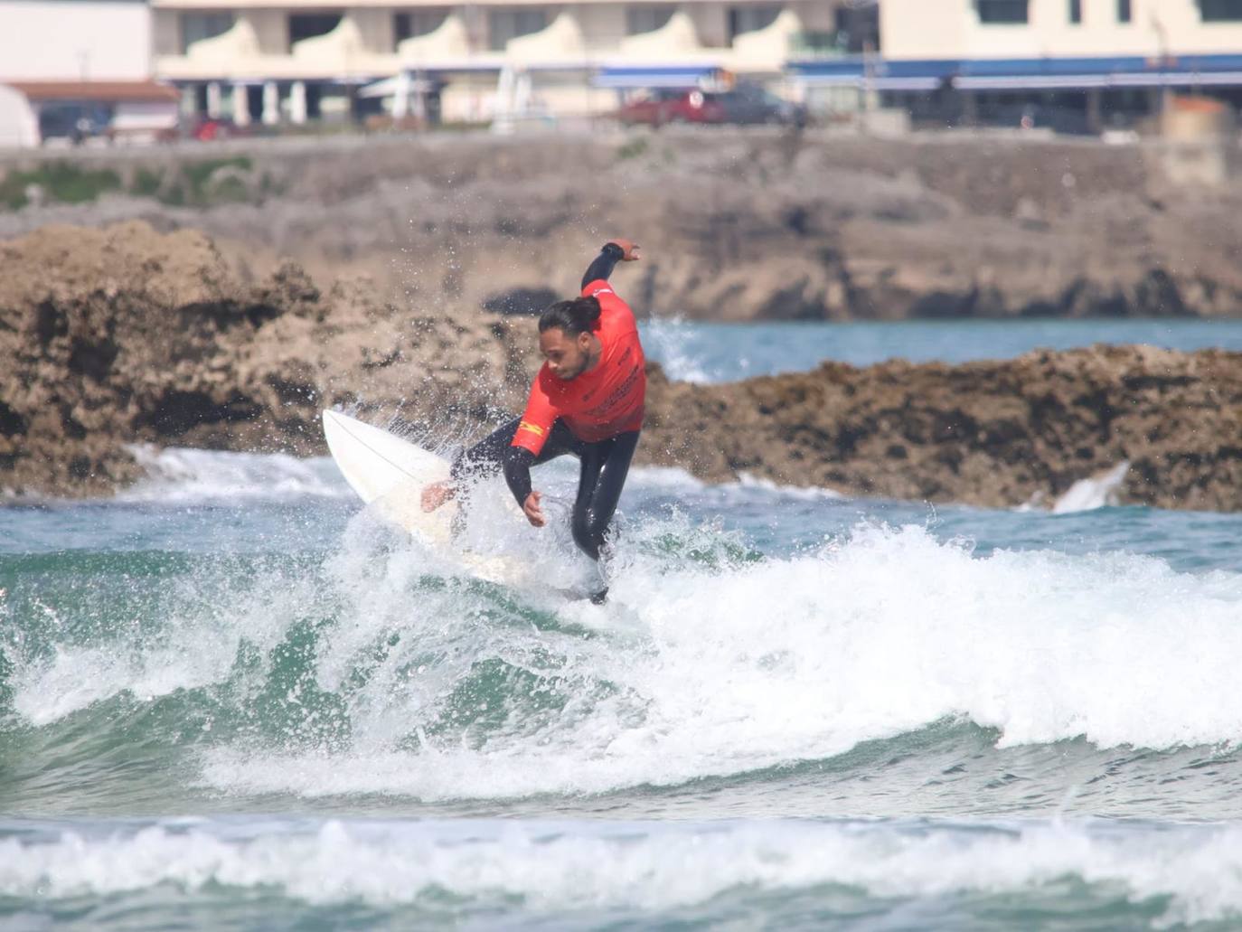 El campeonato arrancó el sábado por la mañana con buenas condiciones: marea baja y olas en torno al medio metro 'glassy'