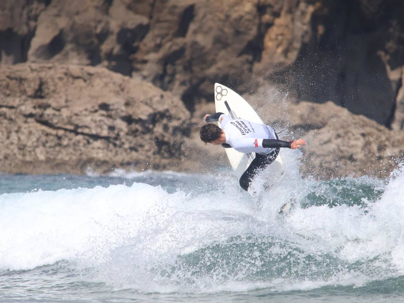 Las maniobras de los surfistas y algunos momentos de compañerismo, durante el campeonato celebrado en Noja