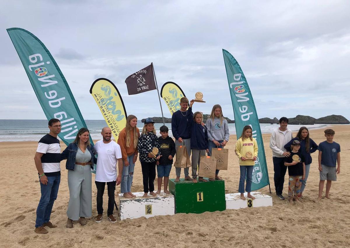Imagen secundaria 1 - Las maniobras de los surfistas y algunos momentos de compañerismo, durante el campeonato celebrado en Noja.