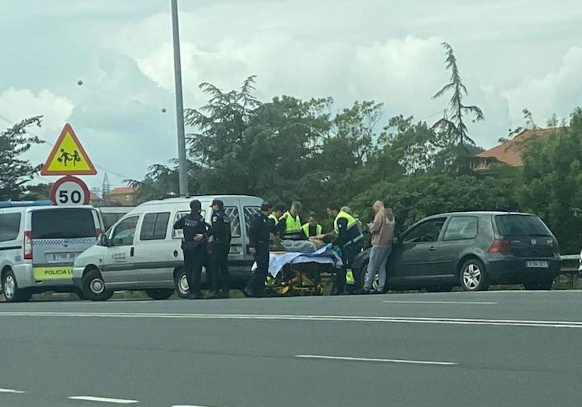 Policías y sanitarios, en el lugar del accidente mientras se procede al traslado del hombre herido.