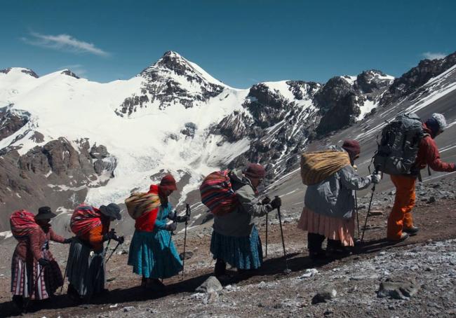 Cinco mujeres bolivianas sin apenas experiencia en montaña pelean contra la cultura machista lanzando un mensaje de cambio desde las cimas más elevadas de América