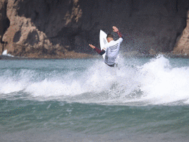Uno de los surfistas en el campeonato regional en Noja disputado el 18 y 19 de mayo.
