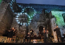 Concierto de la banda gallega Luar na Lubre en el festival folk 'Cantabria Infinita'.